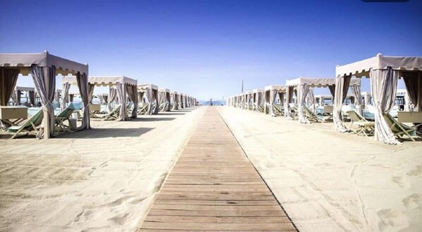 Plage privée à proximité, chaises longues, parasols, bar de plage