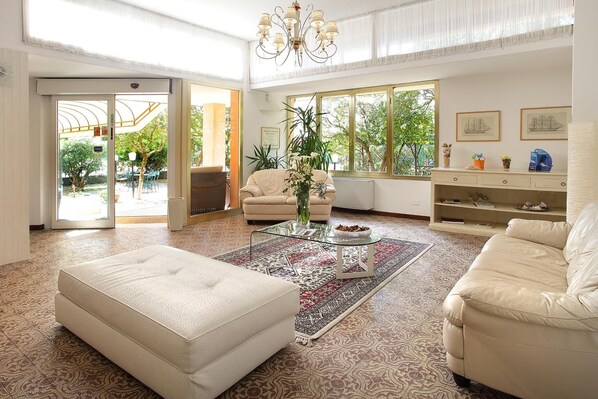 Télévision LED de 32 pouces avec chaînes numériques, télévision