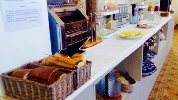 Petit déjeuner et dßner servis sur place, vue sur le jardin