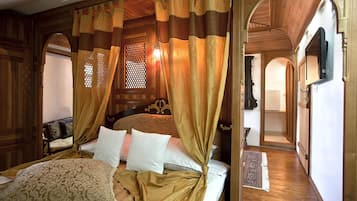 Exclusive Double Room | Iron/ironing board, free WiFi, bed sheets