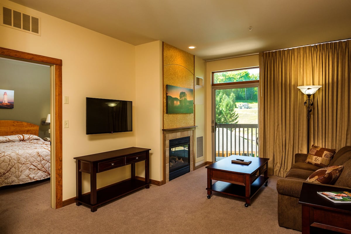 flat-screen tv, fireplace