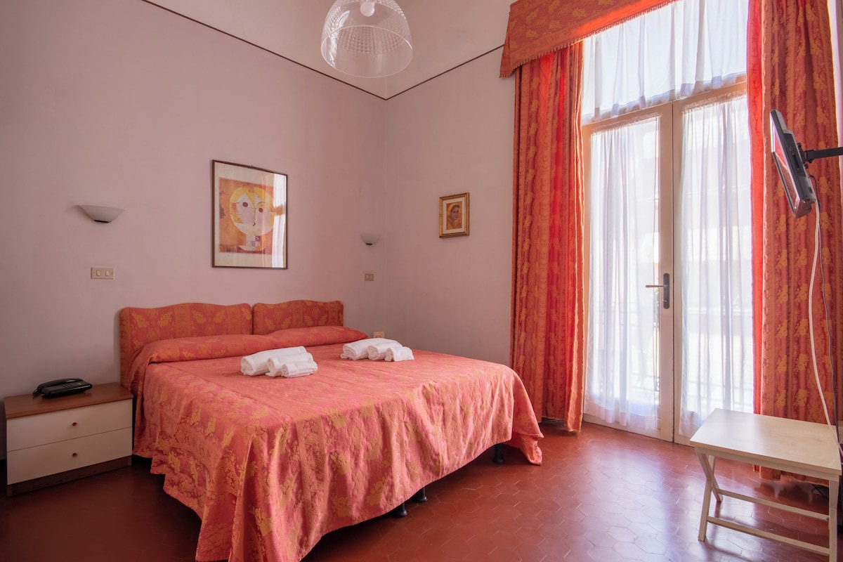 Habitación doble clásica | Ropa de cama hipoalergénica y caja de seguridad en la habitación 