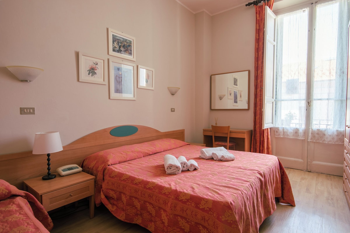 Habitación triple Confort, balcón, vista a la playa | Ropa de cama hipoalergénica y caja de seguridad en la habitación 