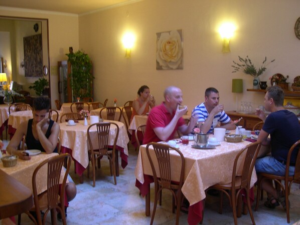 Esmorzar diari a la carta (8 EUR per persona)