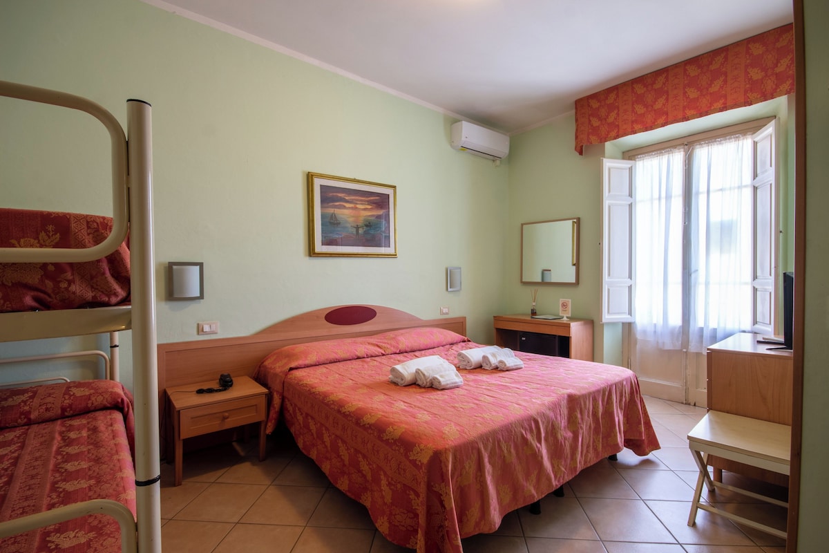 Habitación cuádruple clásica, balcón | Ropa de cama hipoalergénica y caja de seguridad en la habitación 