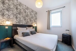 Desk, blackout drapes, soundproofing, iron/ironing board - Nemea Appart Hotel Toulouse Aéroport (Toulouse)