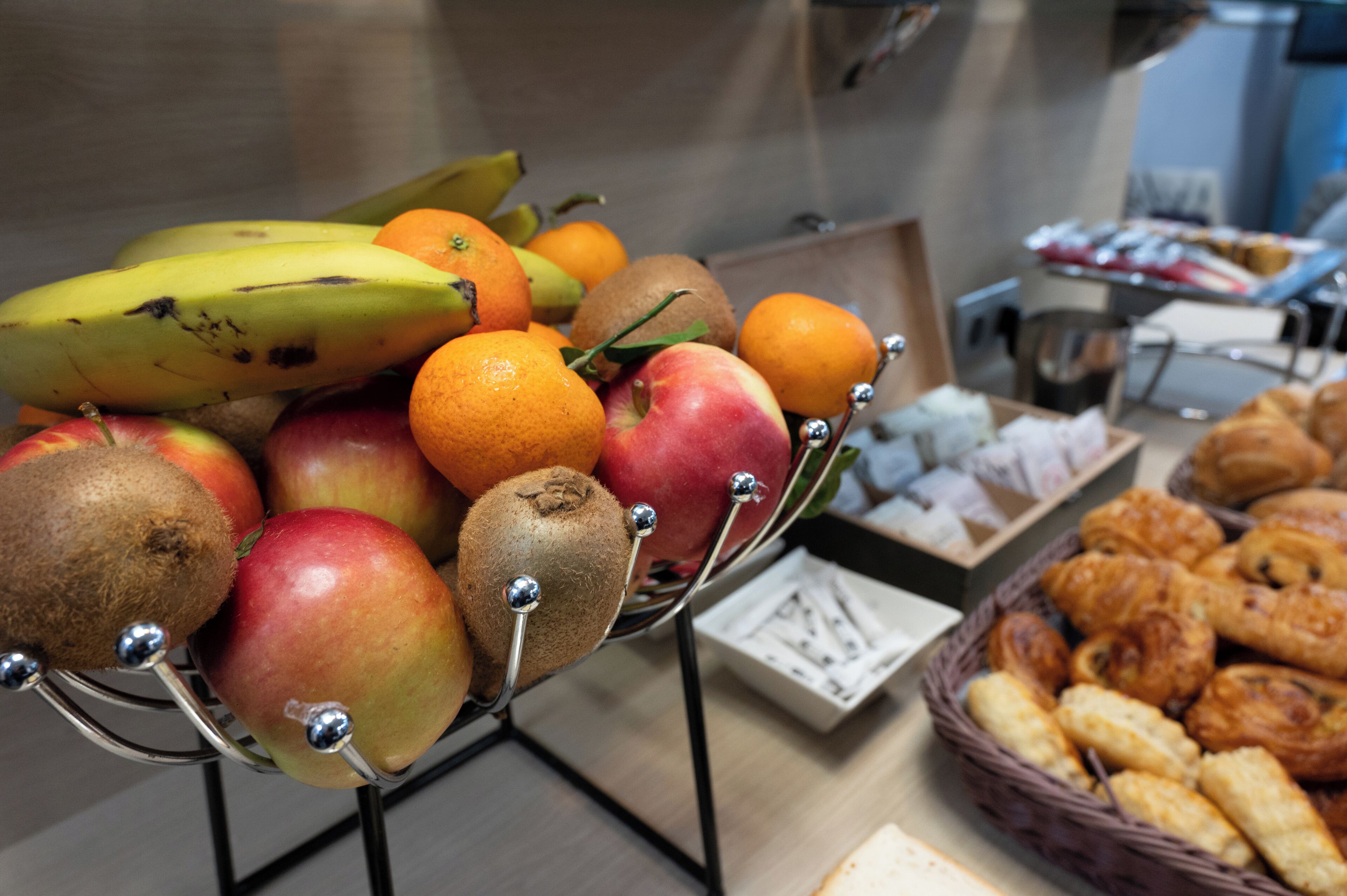 Een presentatie van fruit met bananen, sinaasappels, appels en kippen.
