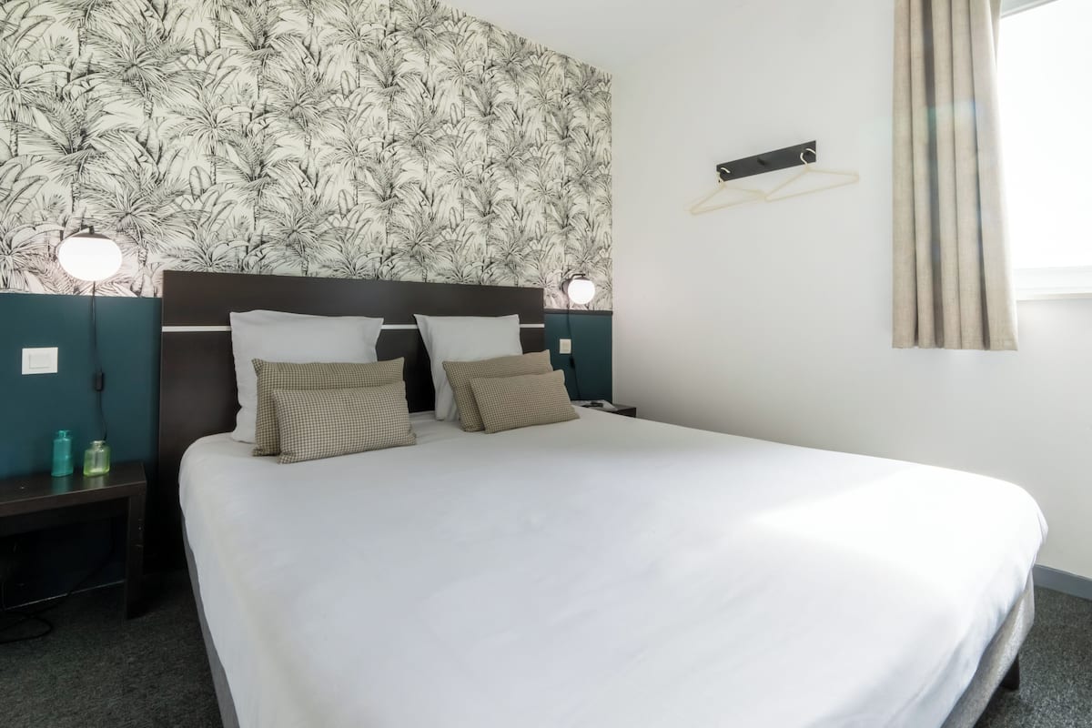 Apartment, 1 Bedroom | Meja, langsir/tirai gelap terus, kalis bunyi, seterika/papan seterika