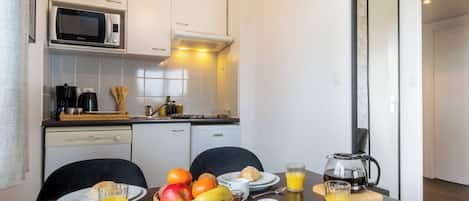 Appartement, 1 chambre | Cuisine privée | Réfrigérateur, micro-ondes, plaque de cuisson, lave-vaisselle