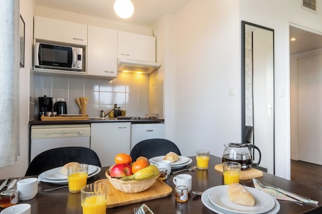 Apartment, 1 Bedroom | Private kitchen | Fridge, microwave, stovetop, dishwasher