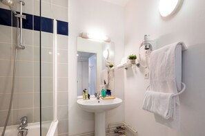 A bathroom with a white sink, mirror, and towel rack. - Nemea Appart Hotel Toulouse Aéroport (Toulouse)