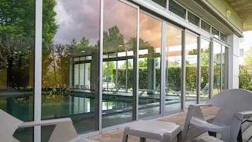 Piscine couverte, chaises longues