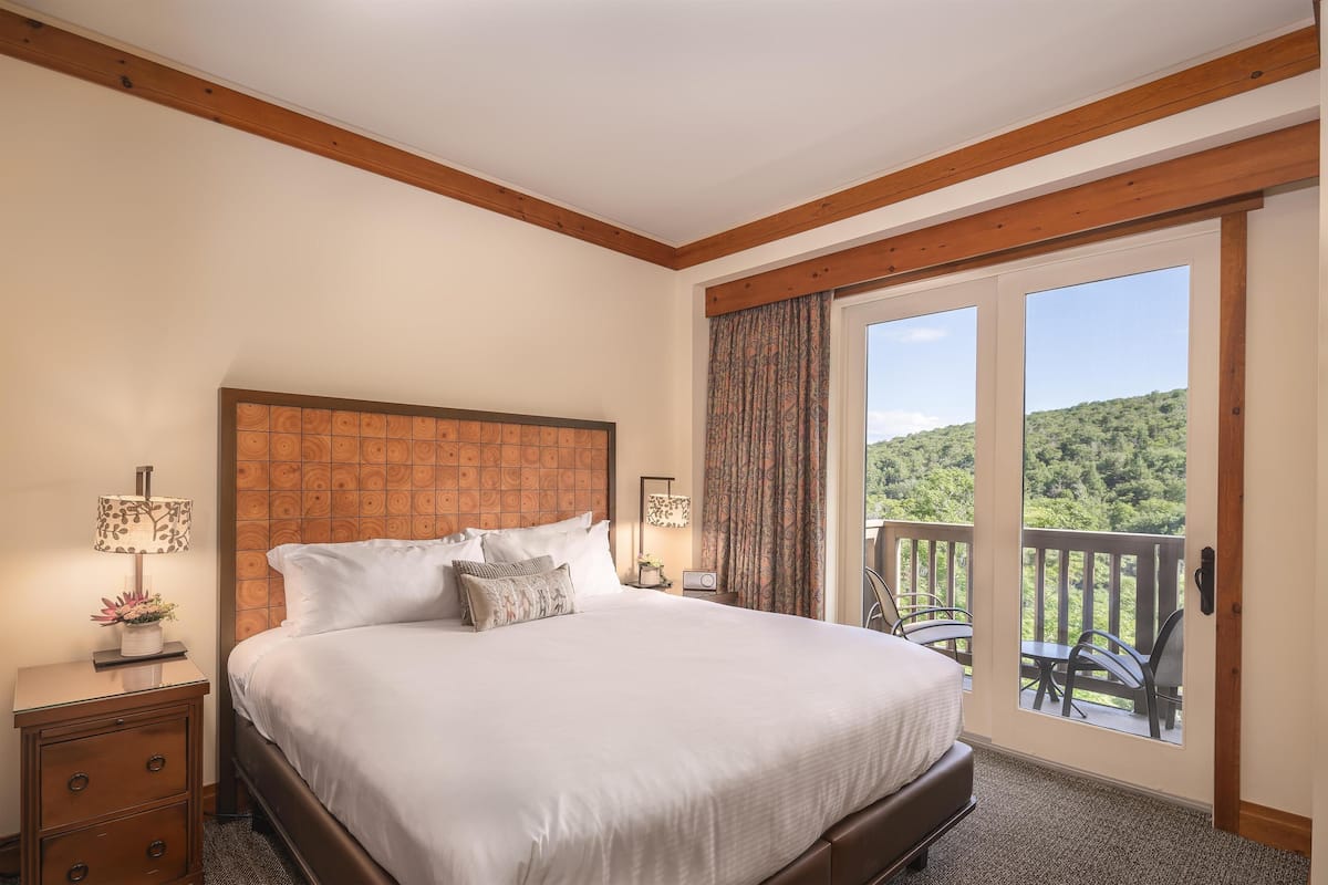 Sengetøy av topp kvalitet, senger med overmadrass og safe på rommet