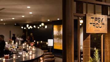 4 restaurants; breakfast, lunch, and dinner served
