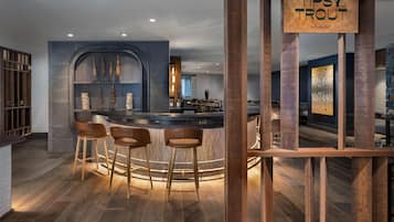 4 restaurantes; se sirve desayuno, almuerzo y cena; mariscos