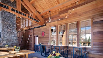 4 restaurants, breakfast, lunch, dinner served; seafood