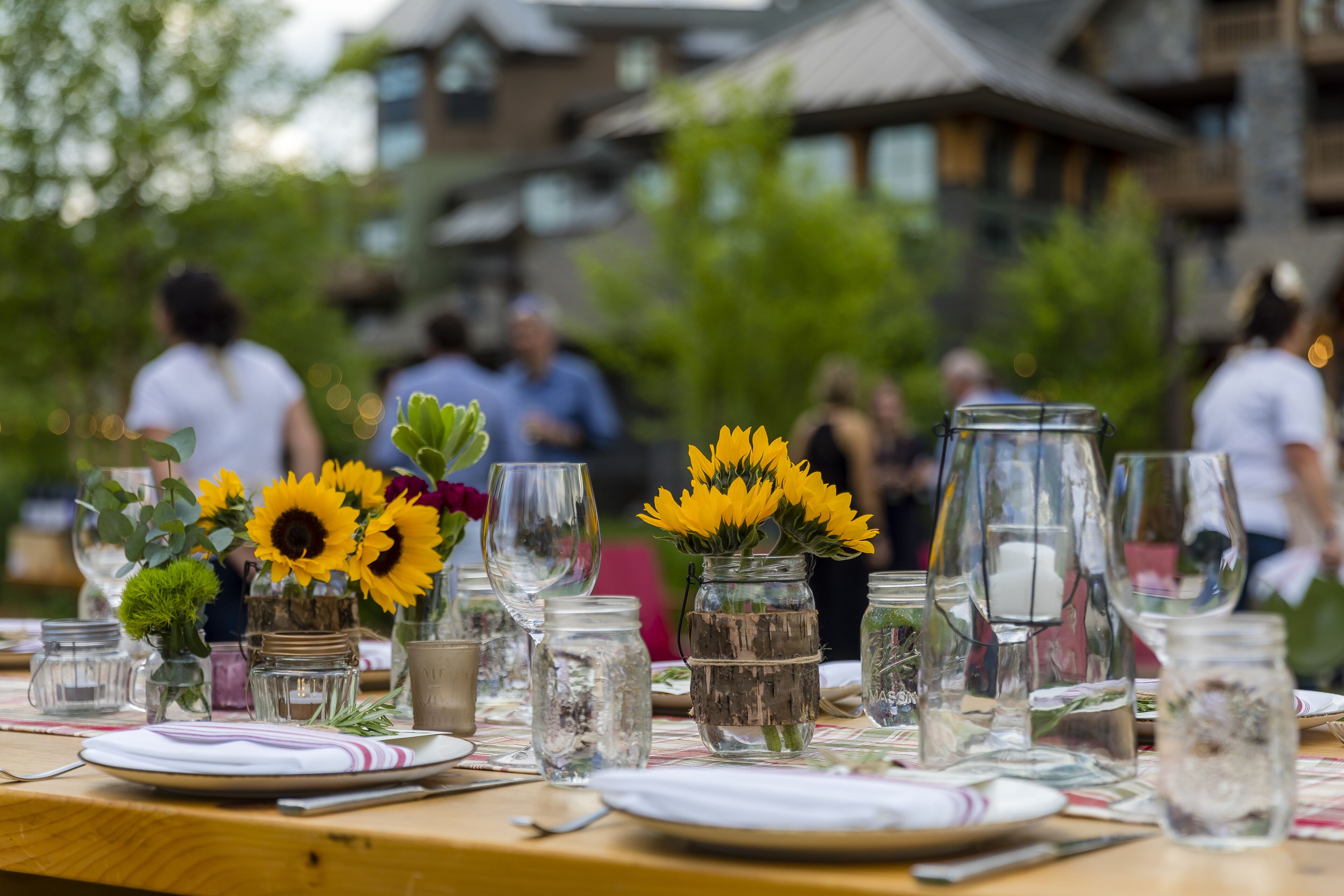 4 restaurants, breakfast, lunch, dinner served; seafood