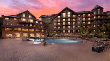 Piscine extérieure, chaises longues