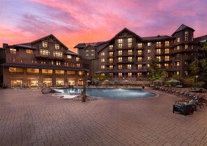 Hồ bơi ngoài trời, ghế dài tắm nắng 