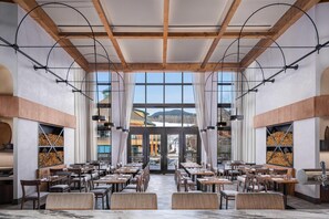 4 restaurants; breakfast, lunch, and dinner served