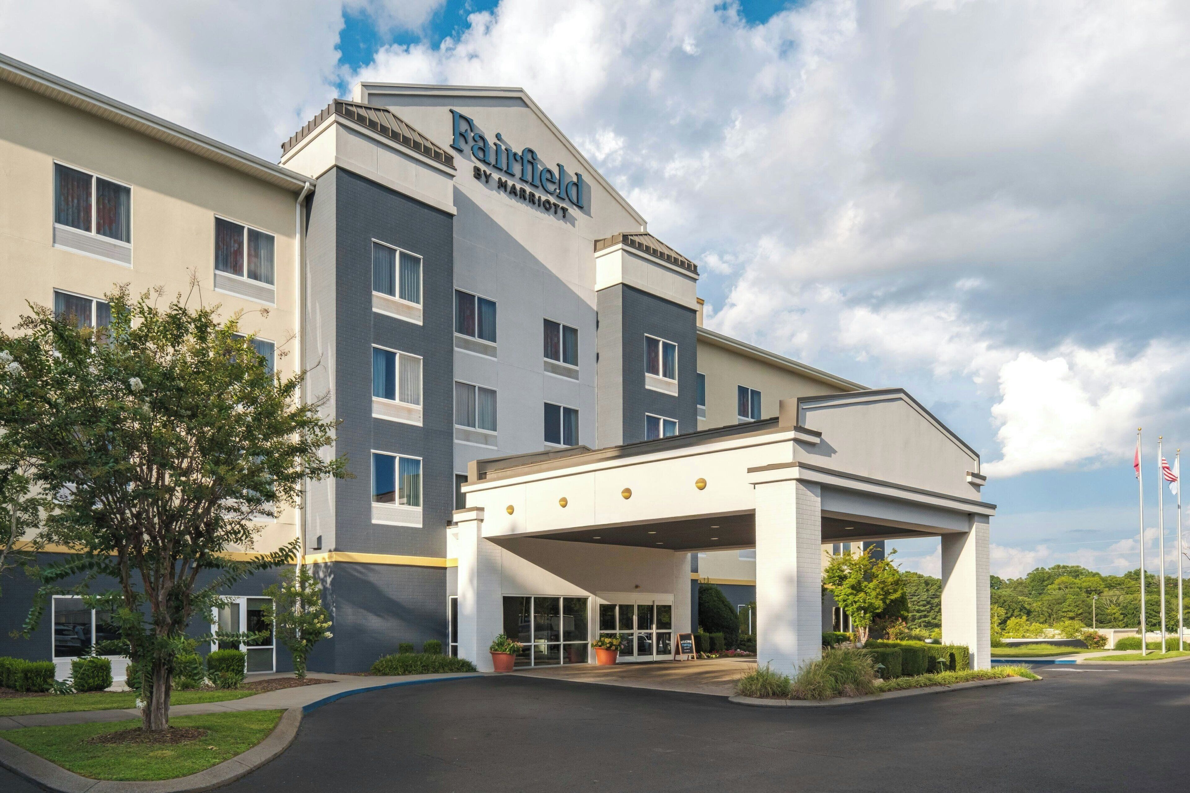 Un hotel Fairfield by Marriott con entrada cubierta, varias ventanas y estacionamiento.