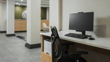 Un espacio de oficina moderno con escritorio, computadora y silla.