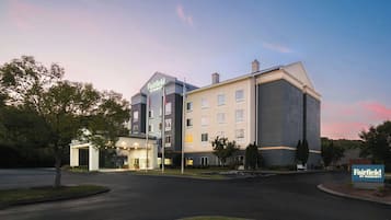 Un hotel Fairfield by Marriott con un diseño moderno, que cuenta con una entrada central, varios pisos y un estacionamiento.