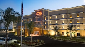 A hotel with a sign reading "Hampton Inn & Suites" and multiple windows illuminated. - Hampton Inn & Suites Lake Wales (Lake Wales)