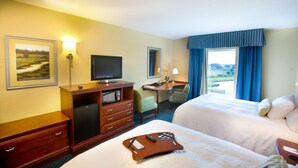 A hotel room with a bed, a desk with a computer, a TV, and a window with curtains. - Hampton Inn & Suites Lake Wales (Lake Wales)