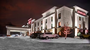 A Hampton Inn hotel with a parking lot and several cars parked in front. - Hampton Inn Coldwater (Coldwater)