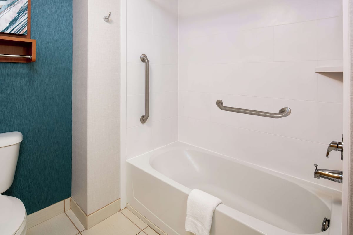 Suite, 2 Tempat Tidur Double, akses difabel, bathtub (Mobility) | Kamar mandi | Shower, pengering rambut,  dan handuk