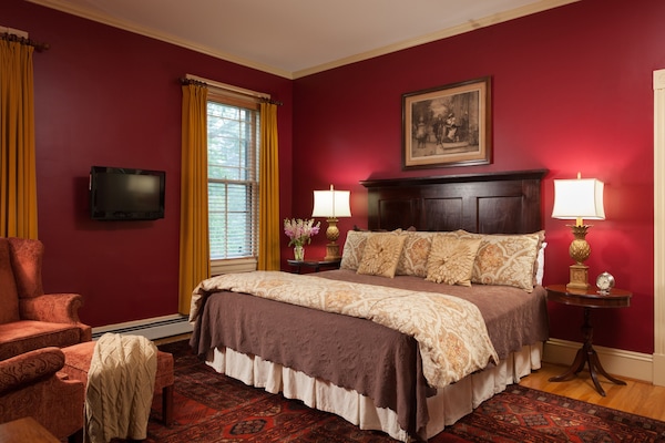 Deluxe Double Room, 1 Bedroom | Individually decorated, individually furnished, desk, laptop workspace