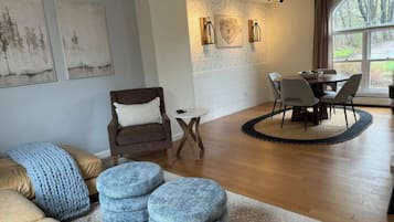 Premium Cottage | Individually decorated, individually furnished, desk, laptop workspace