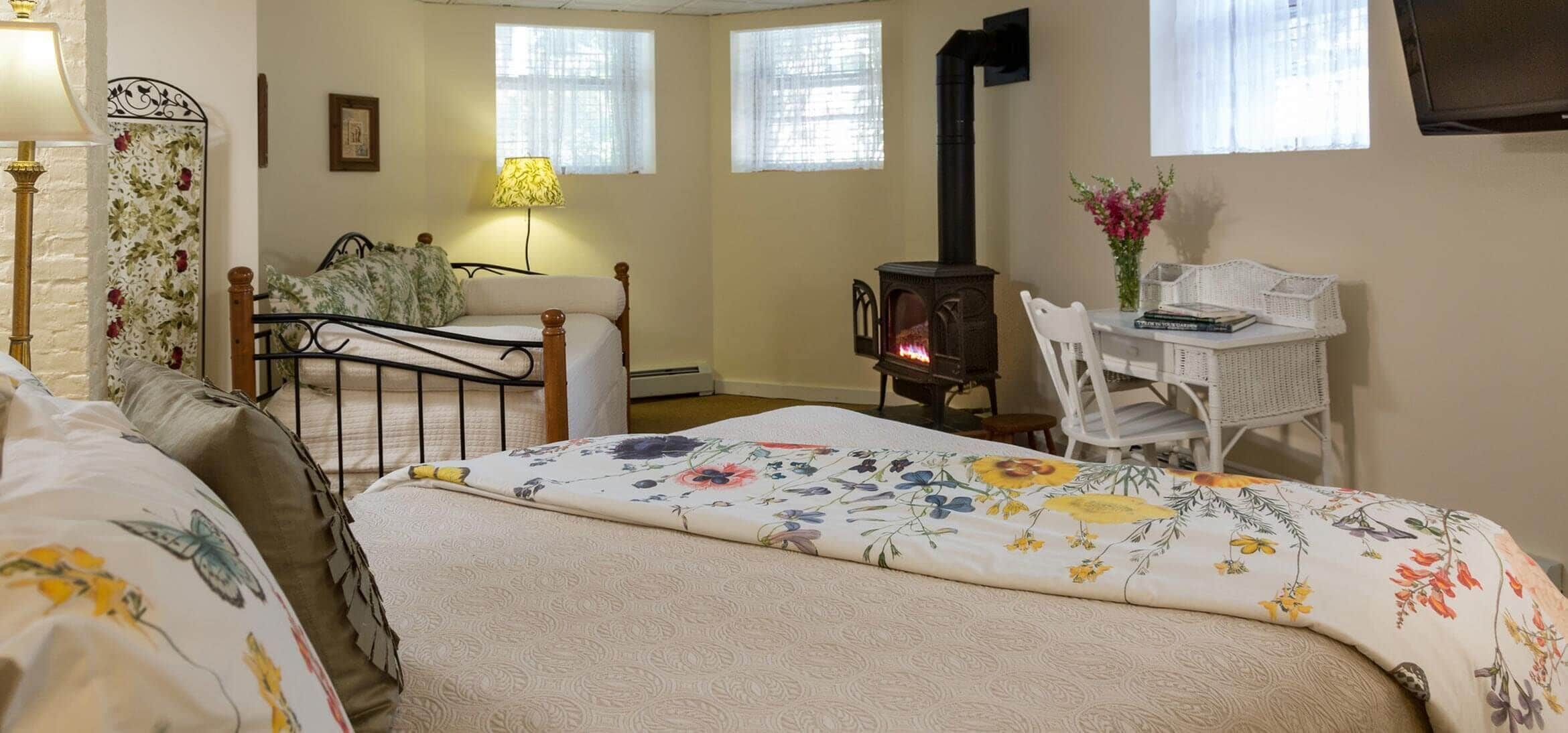 デラックス ルーム | 客室ごとに 異なる装飾、客室ごとに異なるインテリア、デスク、ノートパソコン用作業スペース