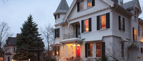 Overnatningsstedets facade – aften/nat