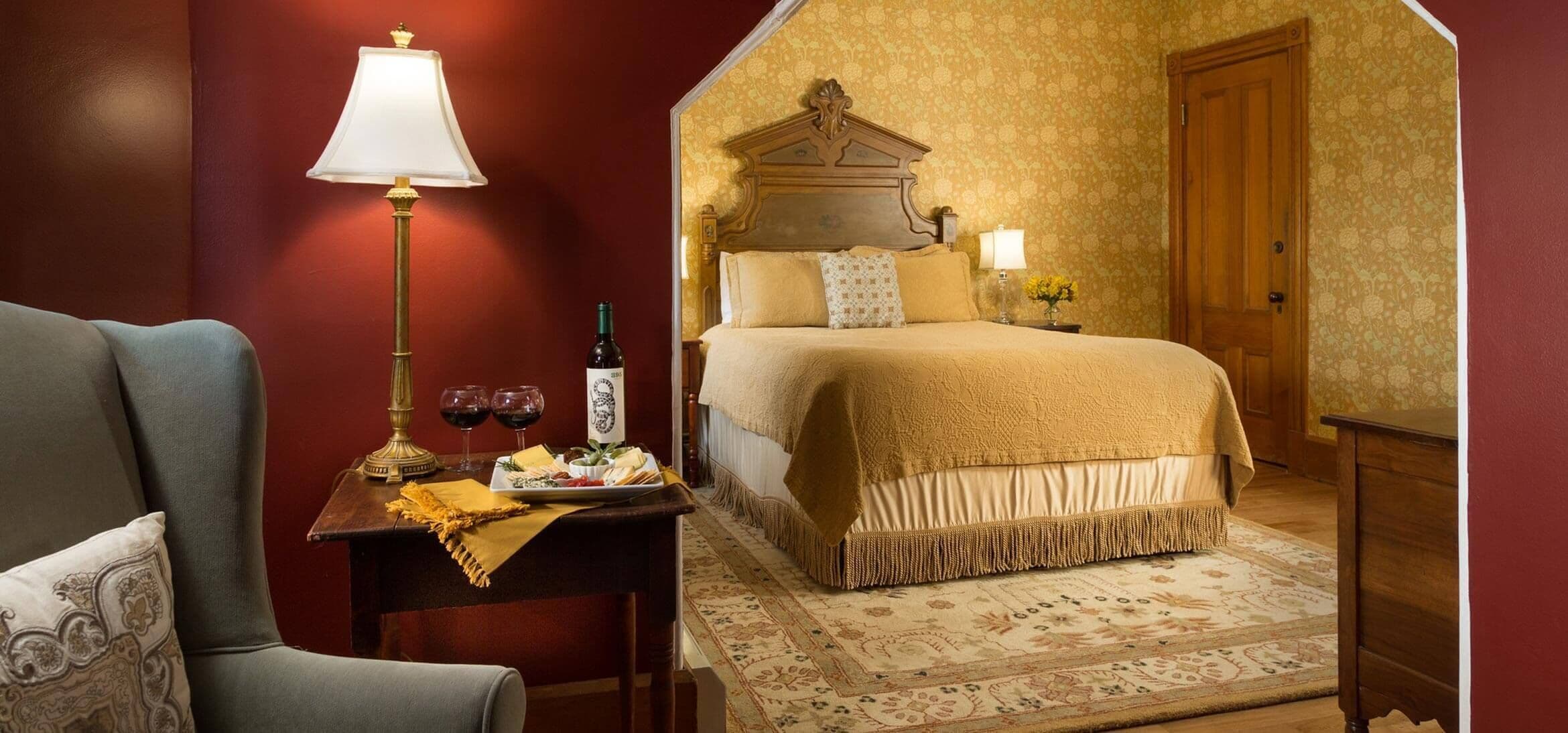 ルーム クイーンベッド 1 台 | 客室ごとに異なる装飾、客室ごとに異なるインテリア、デスク、ノートパソコン用作業スペース