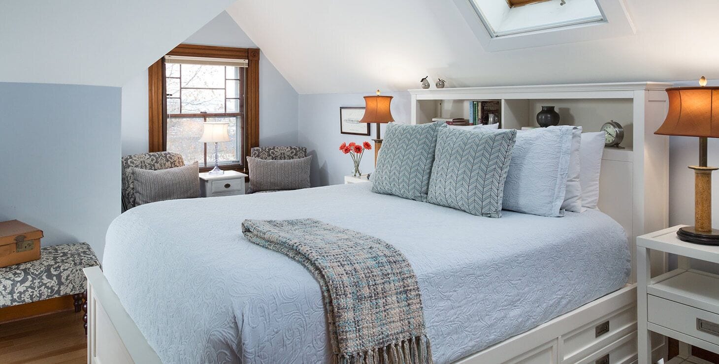 スタンダード ルーム クイーンベッド 1 台 | 客室ごとに異なる装飾、客室ごとに異なるインテリア、デスク、ノートパソコン用作業スペース