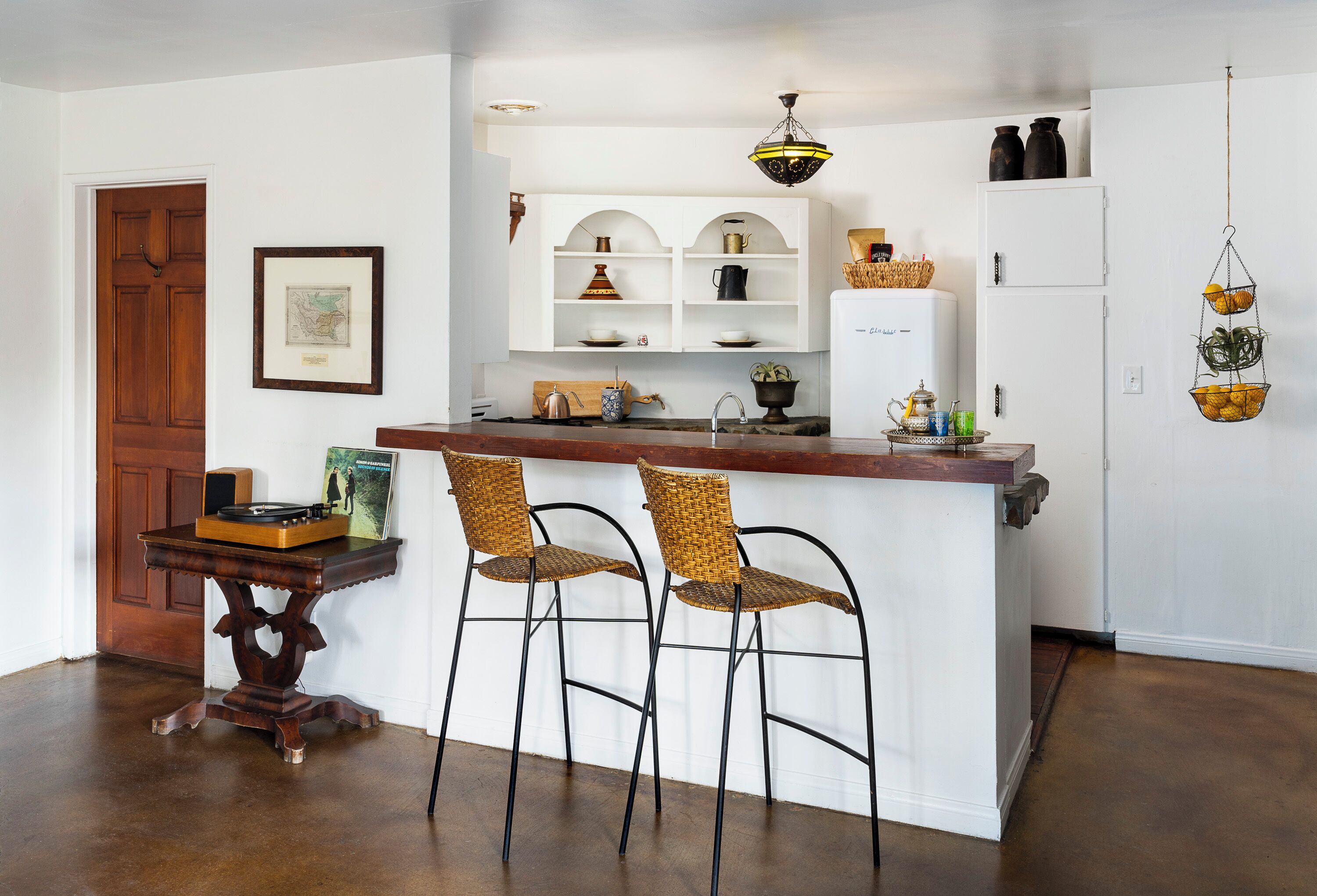 standard suite, 1 queen bed, mountain view | living area