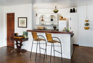 Standard Suite, 1 Queen Bed, Mountain View | Living area