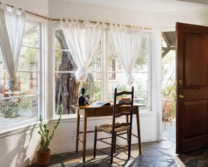 Standard Room, 1 King Bed, Pool View | Living area