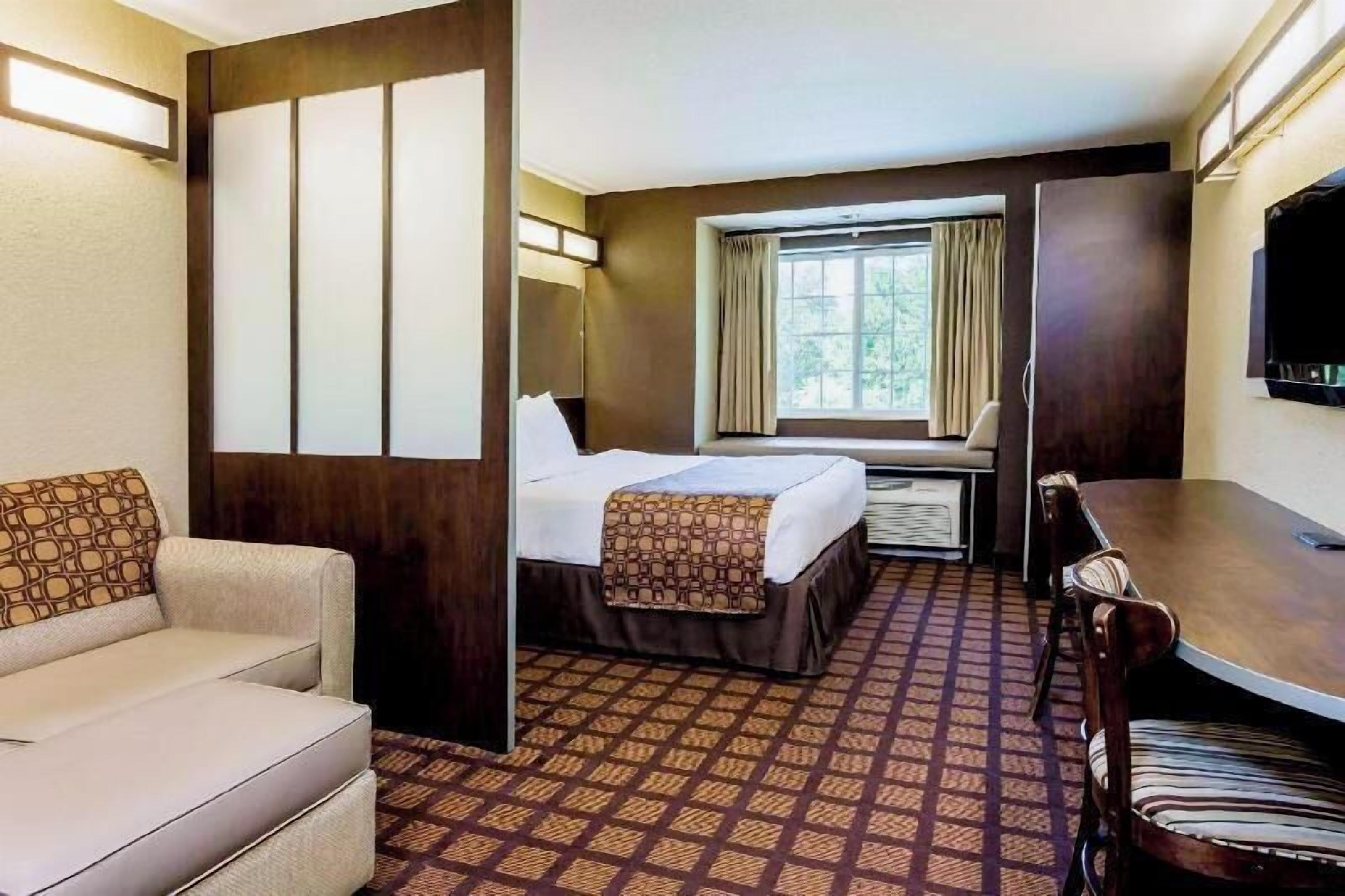 Pillowtop beds, in-room safe, desk, blackout drapes