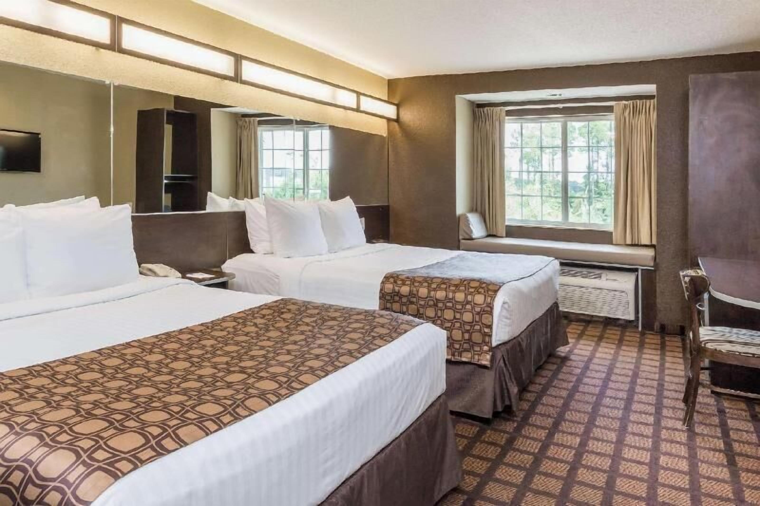 Pillowtop beds, in-room safe, desk, blackout drapes