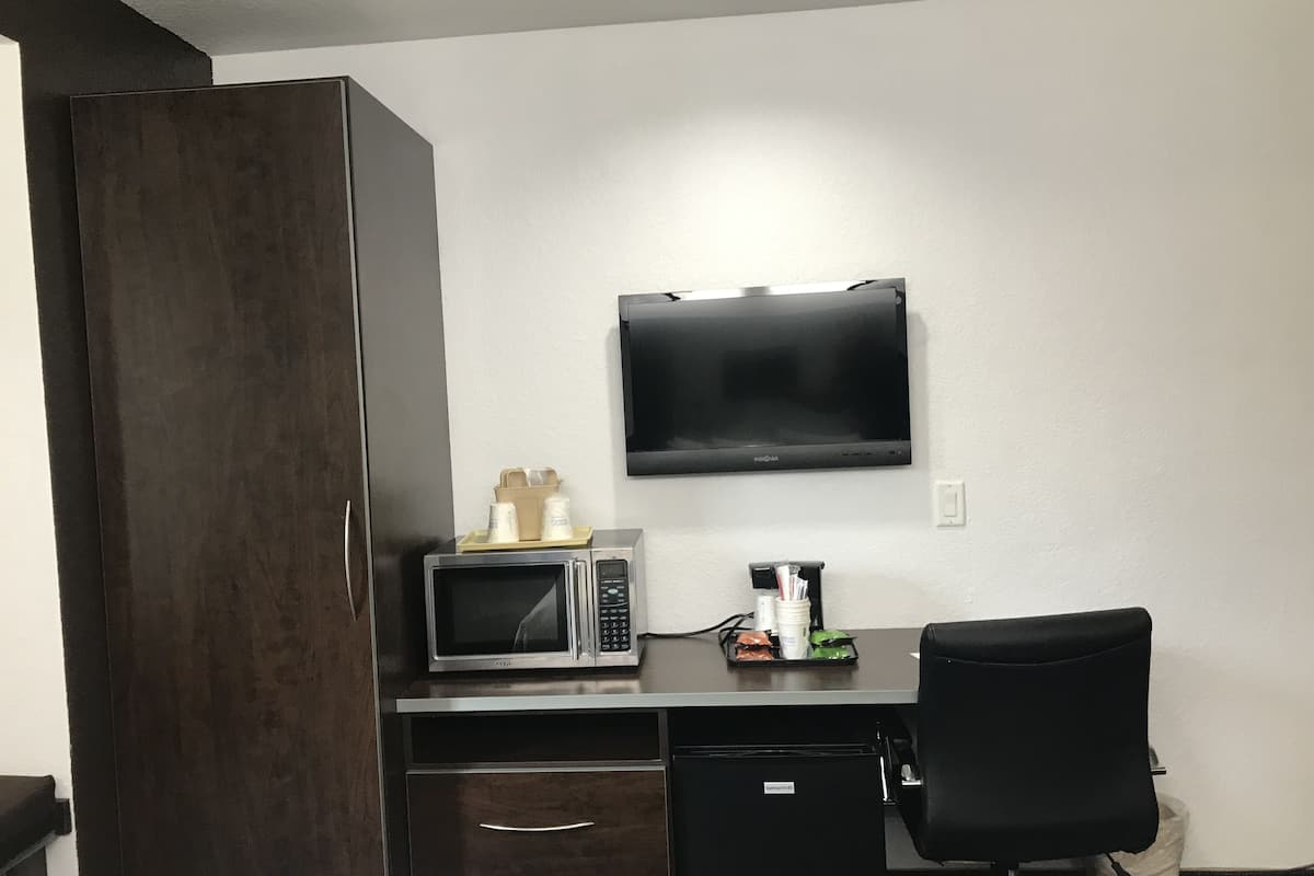 room, 1 queen bed, non smoking | microwave