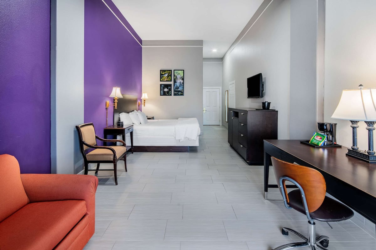 Studio Suite, 1 King Bed, Non Smoking | Tempur-Pedic beds, in-room safe, desk, iron/ironing board