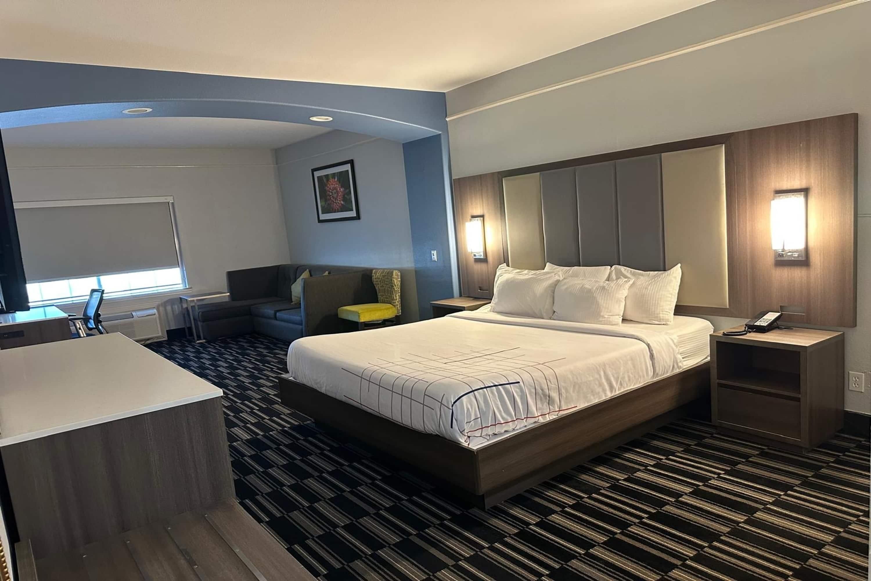 Studio Suite, 1 King Bed, Non Smoking | Tempur-Pedic beds, in-room safe, desk, iron/ironing board