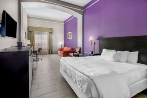 開放式套房, 1 張特大雙人床, 非吸煙房 | Tempur-Pedic 床墊、房內夾萬、書桌、熨斗/熨衫板