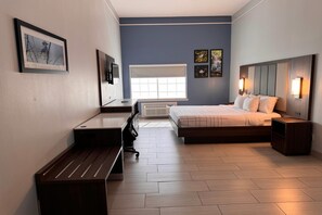 Chambre, 1 très grand lit, accessible aux personnes à mobilité réduite (Mobility Accessible) | Matelas Tempur-Pedic, coffres-forts dans les chambres, bureau