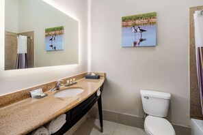 Toalettartikler (inkludert), hårføner, håndklær og såpe