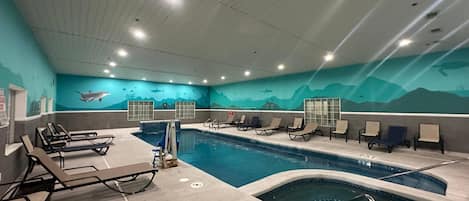 Kolam renang indoor dan kolam renang outdoor