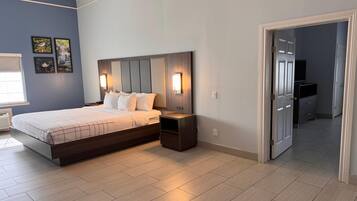 Suite, 1 Bedroom, Non Smoking (2 Kingbed) | Tempur-Pedic beds, in-room safe, desk, iron/ironing board